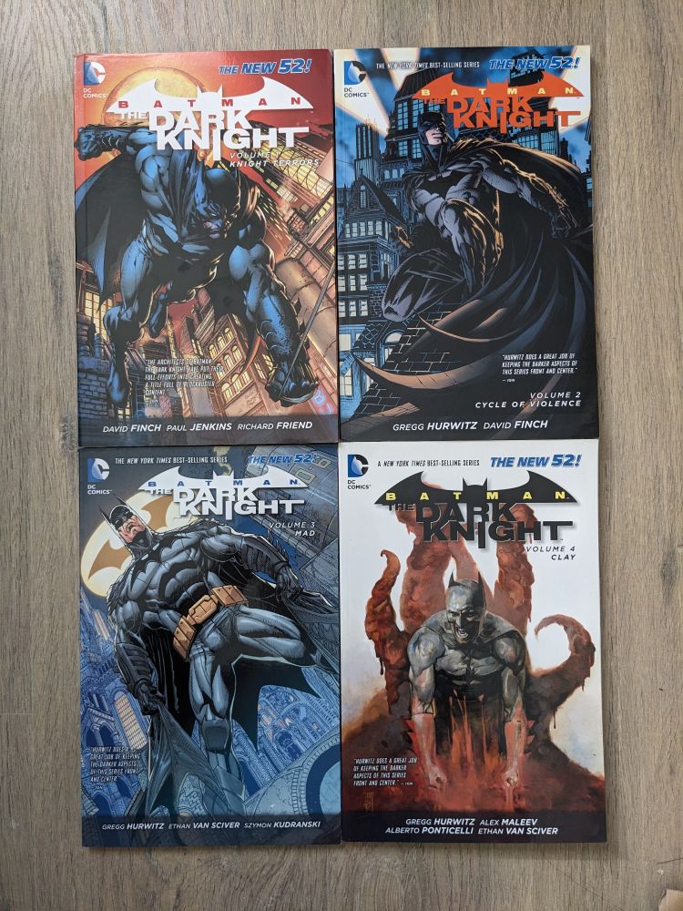 Photo des volumes 1 à 4 du comics Batman - The Dark Knight.