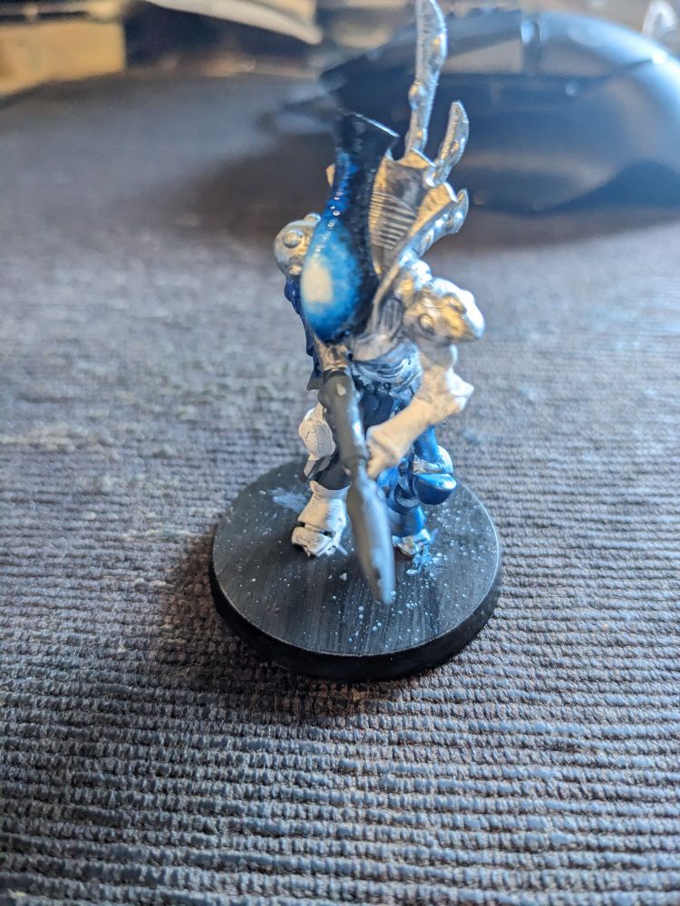A test Aeldari Wraithguard with a blue gradiented helmet and unfinished body