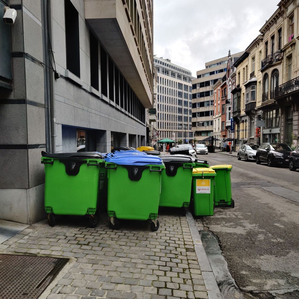 Trottoir Bruxellois envahi pas des containers sans aucun passage pour les piétons, poussettes ou PMR...