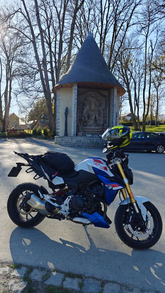 Une moto (on s'en fout)