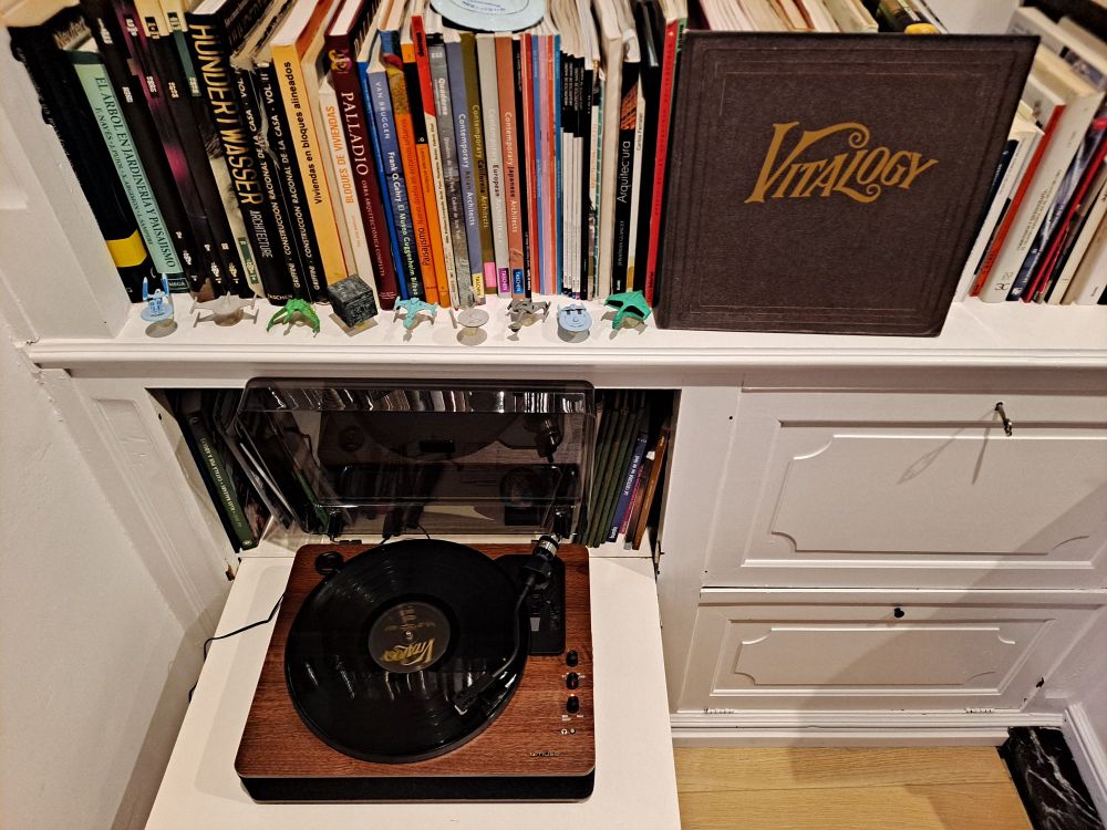El álbum Vitalogy de Pearl Jam, con el disco en un tocadiscos y la carpeta enseñando la portada al lado.
