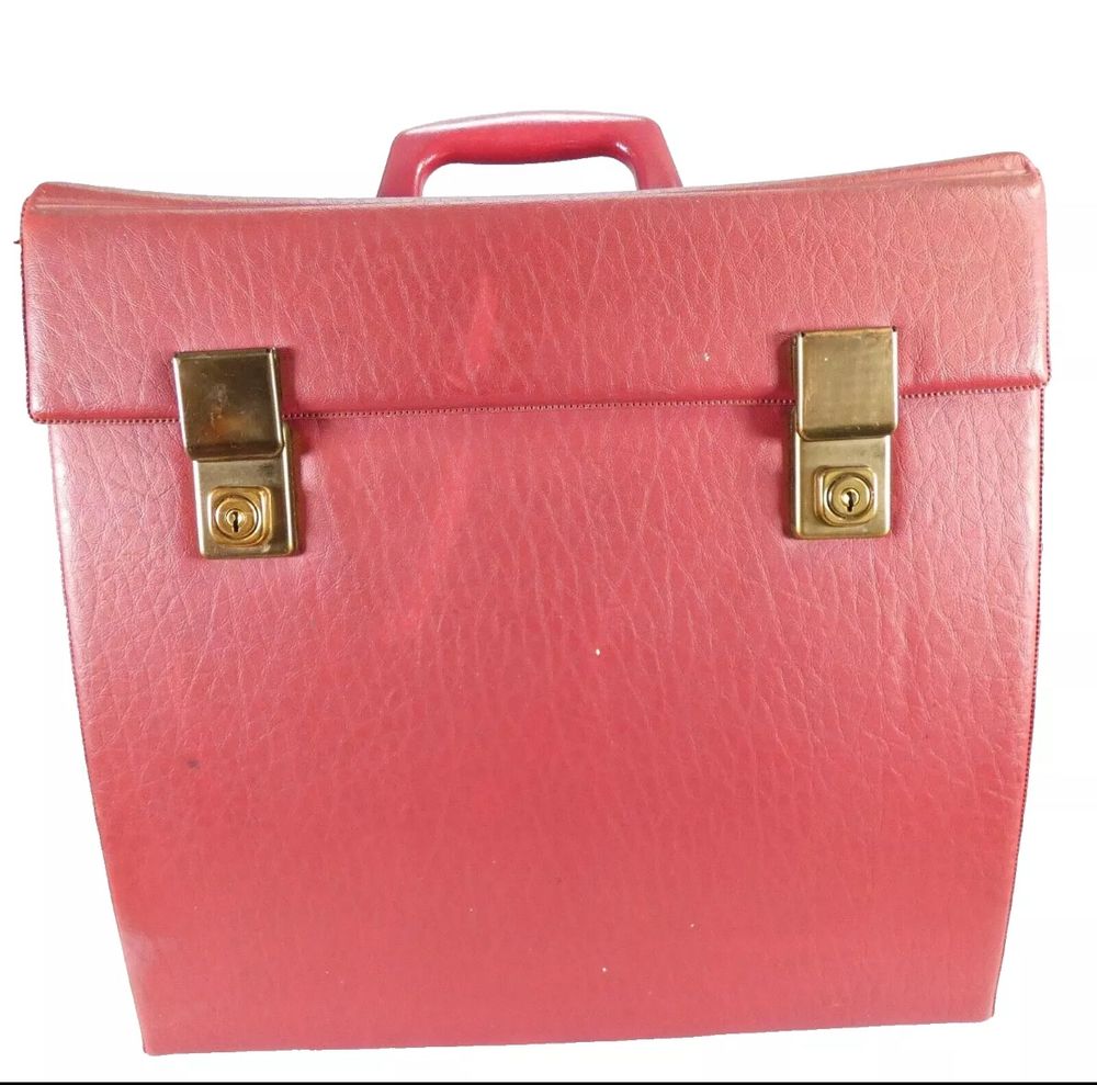 Old school 60/70s red vinyl covered, lockable record case, with red handle.
Apparently one previous lady owner.