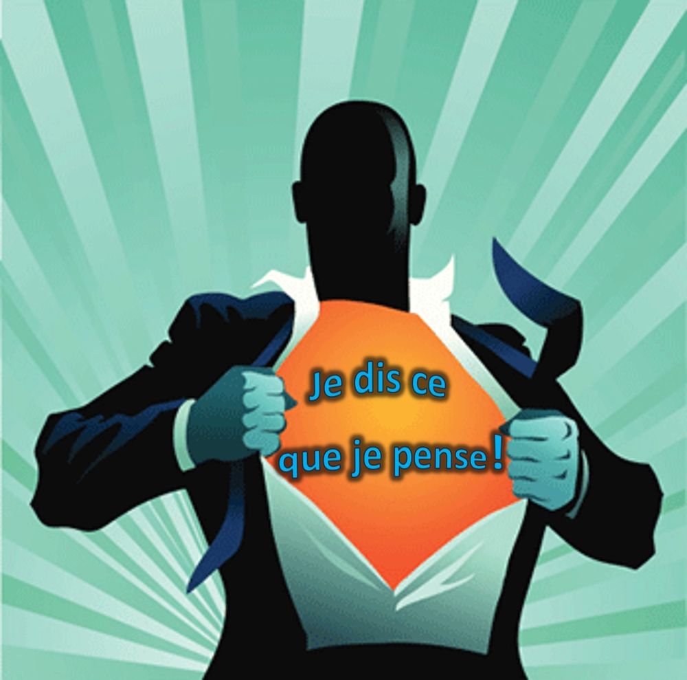 Un super héros ouvre sa chemise pour montrer son costume de super héros mais sur son costume on peut lire " Je dis ce que je pense !"