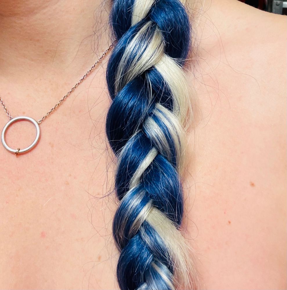 En tjock fläta med blont och blått hår