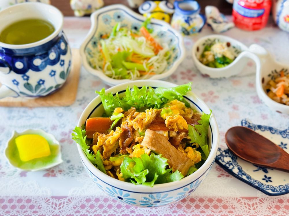 お昼ご飯
・残り物で卵とじ丼
（もち麦入りご飯少なめ、レタス、回鍋肉風炒め、セロリの葉を混ぜた溶き卵)
・生野菜サラダ
・小松菜のお浸し(いわしふりかけ)
・切り干し大根
・甘口沢庵
・緑茶