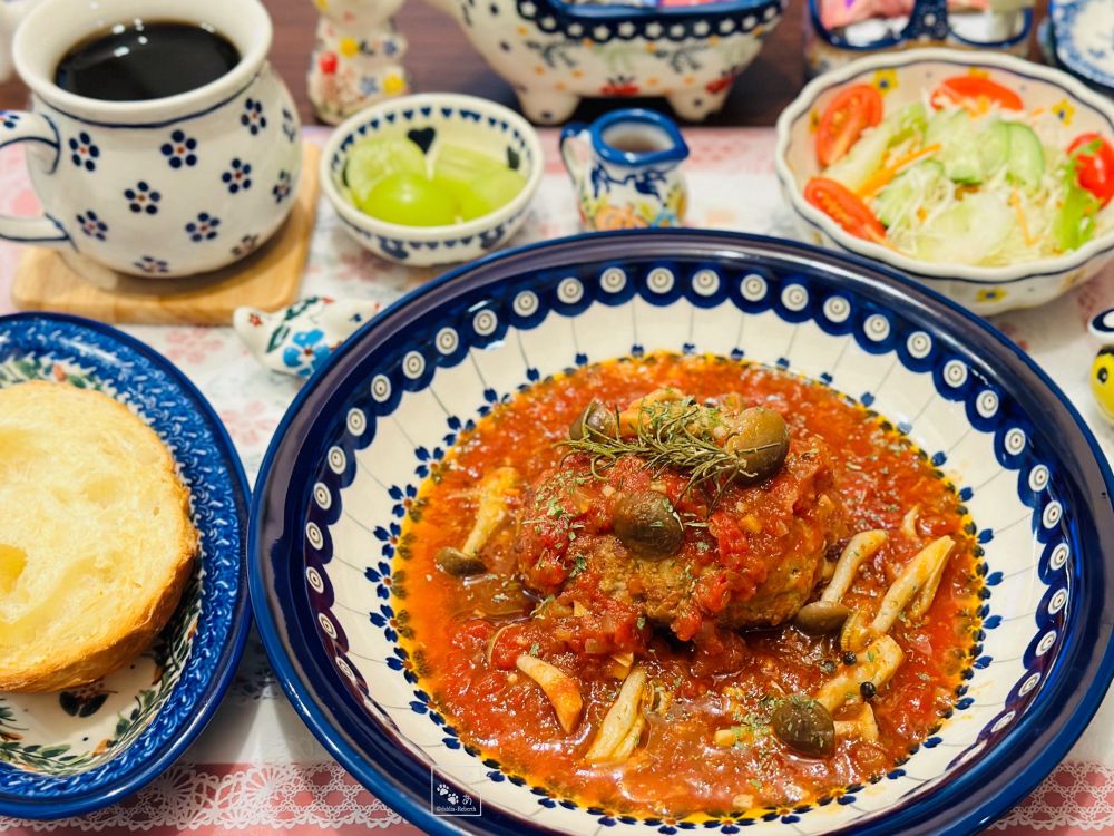 夜ご飯
・軽くトーストしたヤマザキの塩バターフランスパン1切れ
・きのこのトマトソース煮込みハンバーグ
・生野菜サラダ
・シャインマスカット2粒
・珈琲