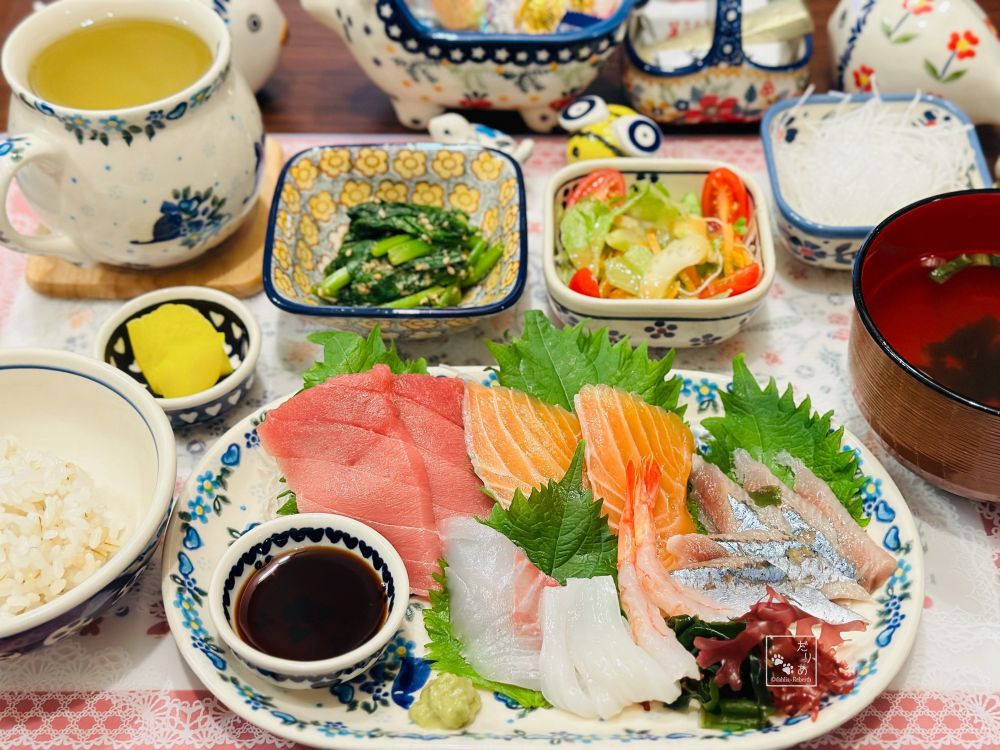 夜ご飯はお刺身定食
・もち麦入りご飯
・お刺身盛り合わせ+秋刀魚お刺身
・ほうれん草の胡麻和え
・ミニ生野菜サラダ
・別盛りツマ
・甘口沢庵
・永谷園のお吸い物
・大きめマグカップに緑茶