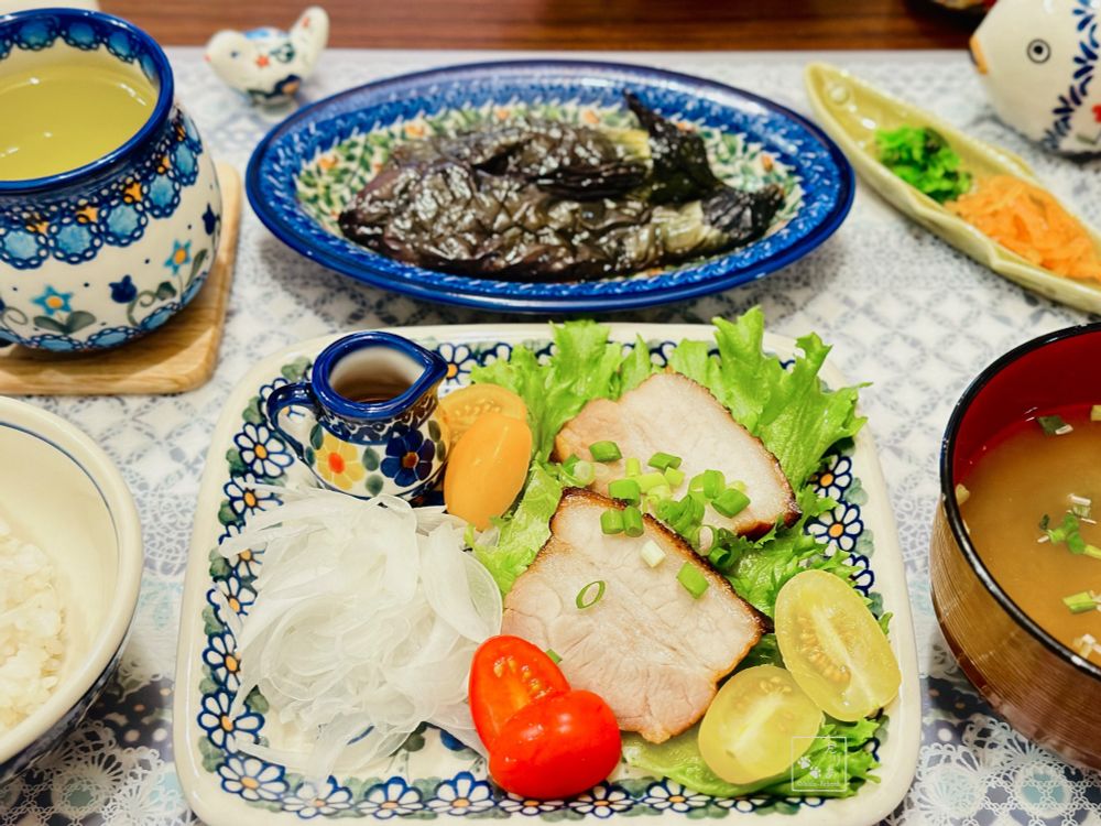 夜ご飯
・もち麦入りご飯
・豚バラの炙り焼き2枚
・レタスを敷いた上にオニオンスライス、ミニトマト
・茄子の揚げ浸し1本分
・インスタントお味噌汁しじみ減塩
・青じその実と千切り梅沢庵
・冷たい緑茶氷無し