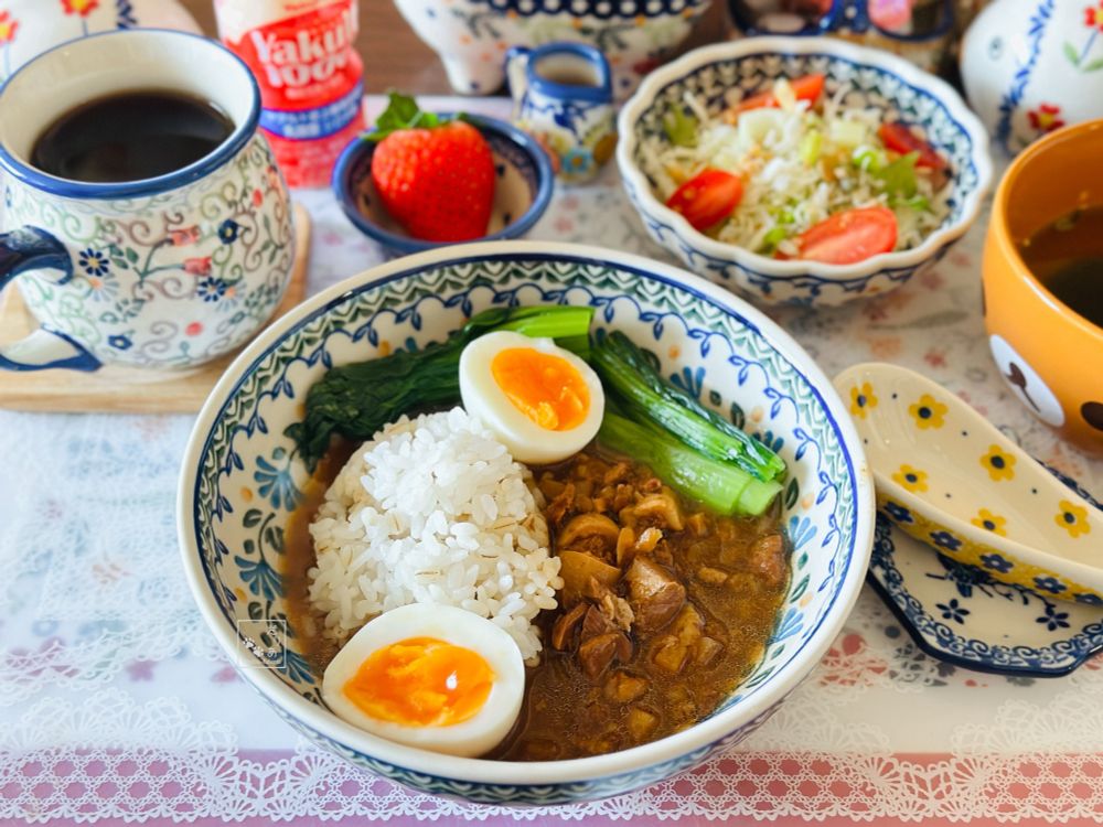 お昼ご飯
・もち麦入りご飯少なめで無印良品の魯肉飯(半熟ゆで卵と茹で小松菜トッピング)
・生野菜サラダにフライドオニオン&ナッツ
・苺とちあいか1個
・永谷園のわかめスープ
・珈琲