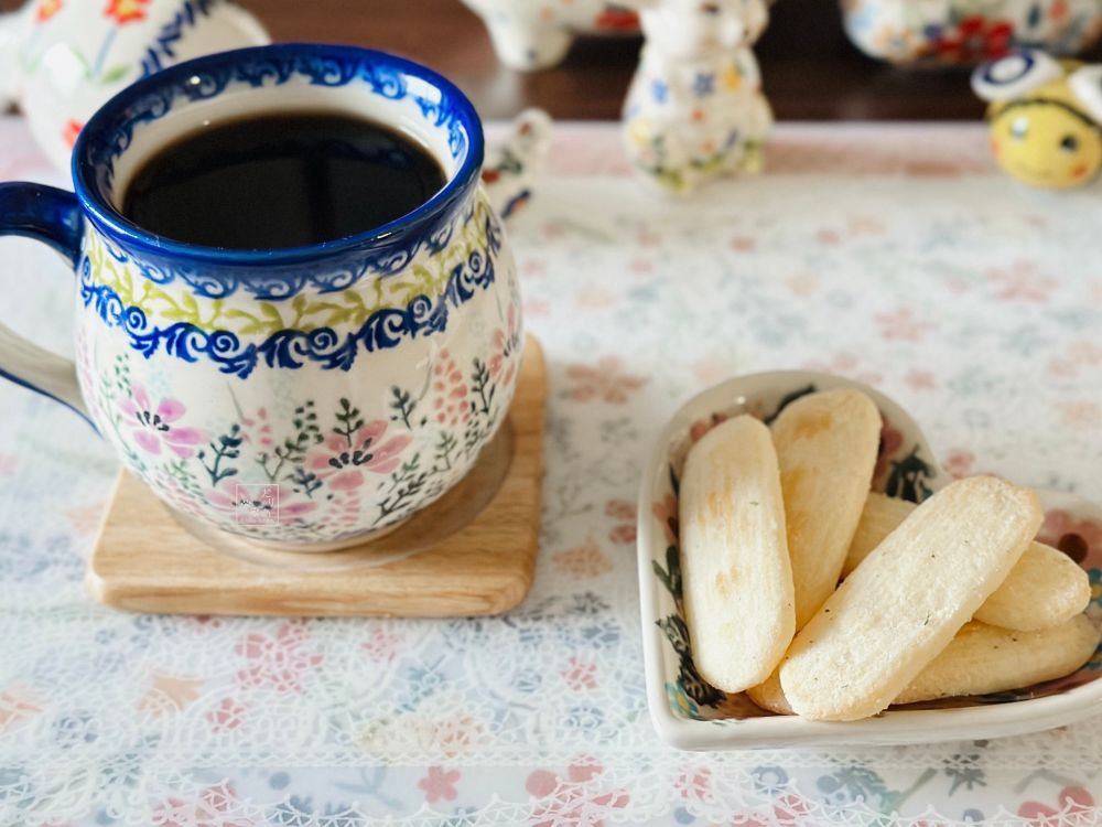 大きめマグカップに珈琲
小皿にハッピーターンしあわせバター味