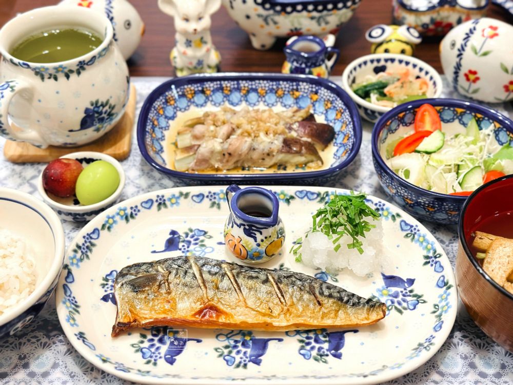 夜ご飯は焼き魚定食
・もち麦入りご飯
・鯖の塩焼き大葉のせ大根おろし添え
・茄子の肉巻き3つ
・ミニ生野菜サラダ
・小松菜とカニカマのおろし和え
・インスタントお味噌汁しじみに油揚げ
・シャインマスカットとクイーンルージュ1個ずつ
・冷たい緑茶(氷無し)