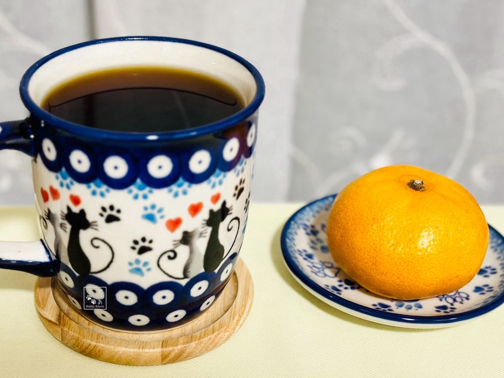 大きいマグカップにカフェインレス珈琲
小皿にみかん1個