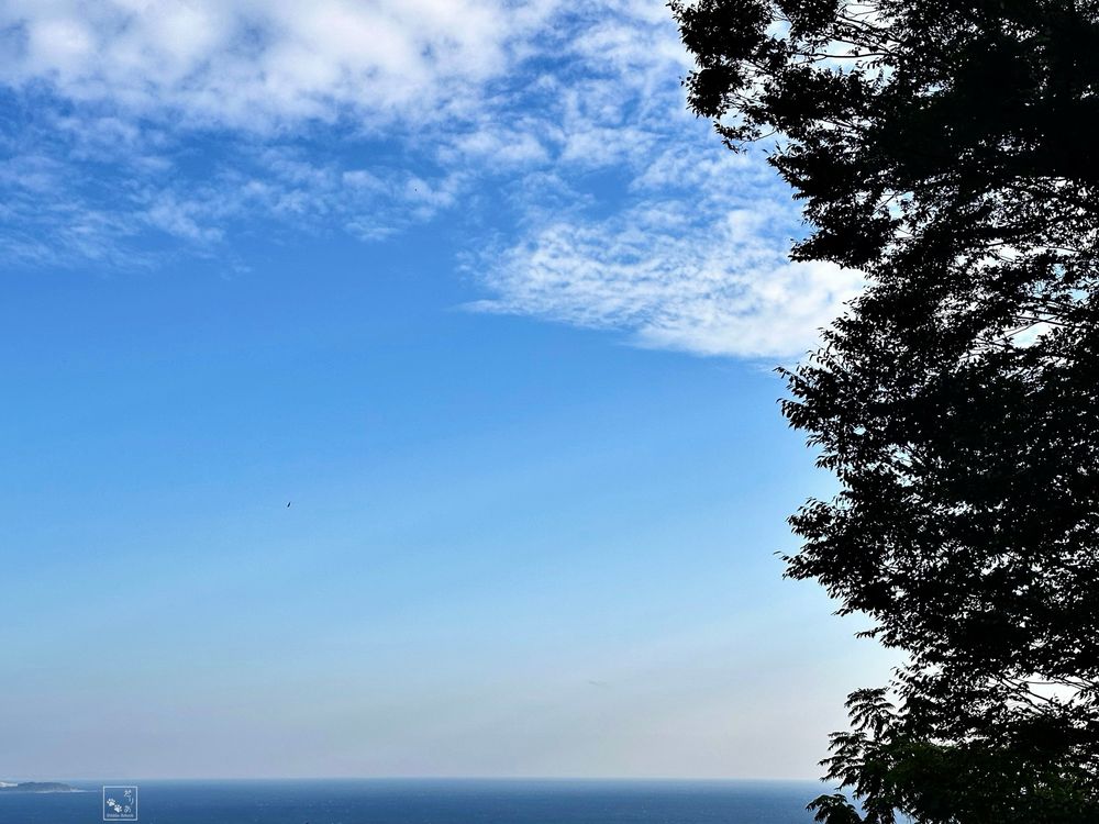 海と青空と秋の雲