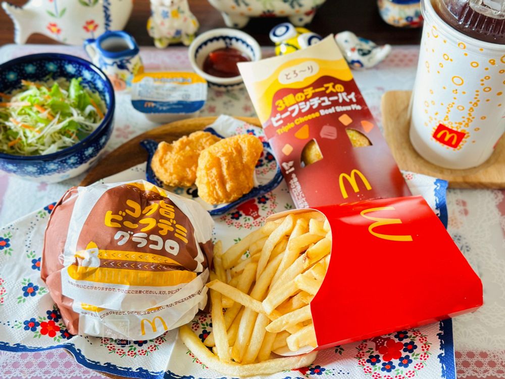 お昼ご飯はマクドナルドお持ち帰り
木皿の上に
・コク旨ビーフデミグラコロ
・ポテトM
・3種のチーズのビーフシチューパイ
・メン2に貰ったナゲット2個
ストレートティーMの氷無し
ミニ生野菜サラダ
チーズフォンデュ風ソースとケチャップ