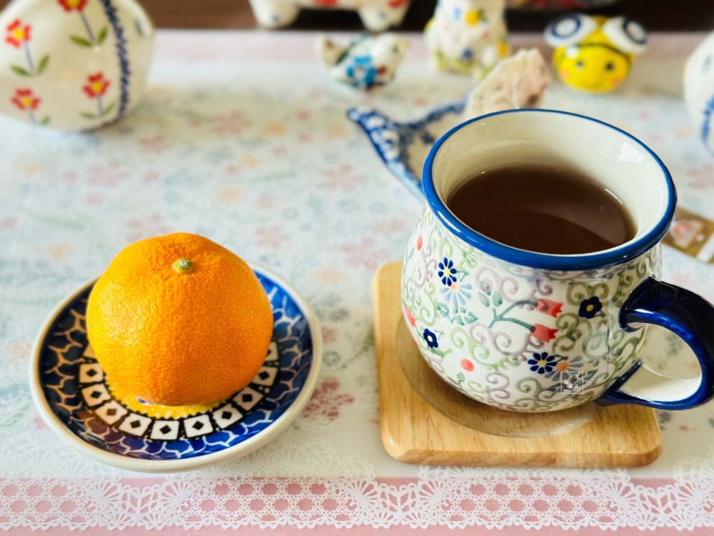 小皿にみかん1個
マグカップに紅茶