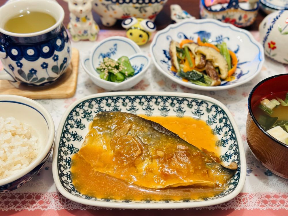 夜ご飯は鯖味噌定食
・もち麦入りご飯
・鯖の味噌煮
・どんこの炒め煮(どんこ、小松菜、人参)
・胡瓜の塩揉み(炒り胡麻)
・お豆腐のお味噌汁(アマノフーズ)
・緑茶