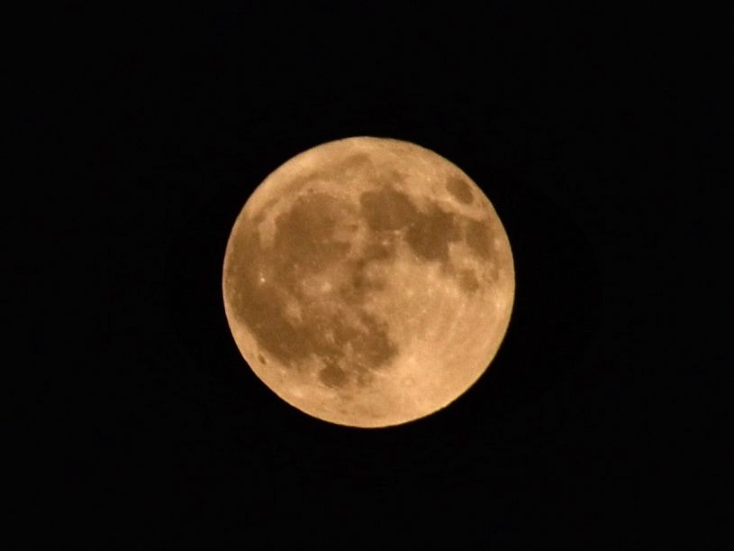 まだ少し赤みのある満月
2025/08/09 19:50