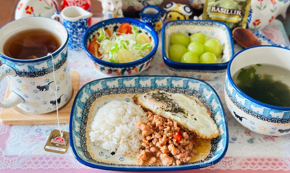 お昼ご飯
・もち麦入りご飯でカリカリ半熟目玉焼き添えガパオライス
・生野菜サラダ
・シャインマスカット7粒
・永谷園のわかめスープ
・チャイティーとミルクティー用の牛乳