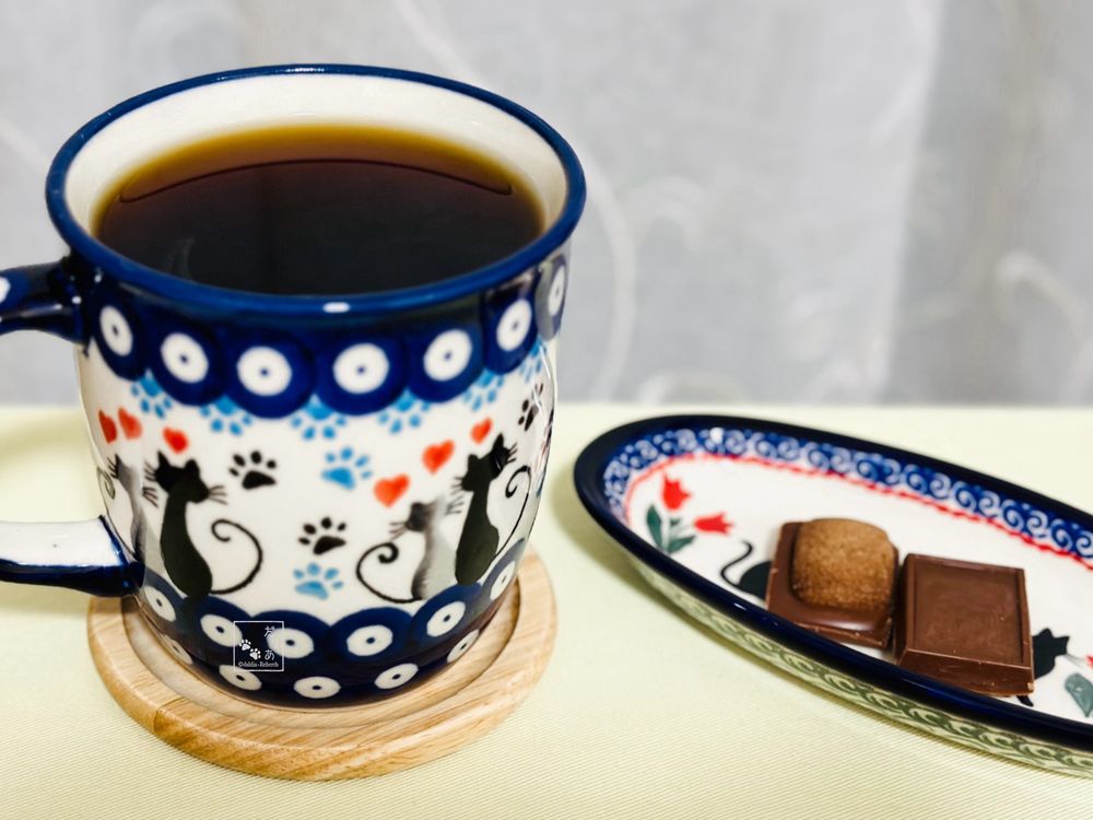 大きいマグカップにカフェインレス珈琲
長小皿にブルボンのアルフォート ショコラサブレ2つ