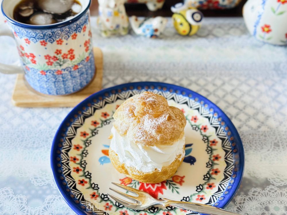 丸皿に北海道生クリームたっぷりシュークリーム1個
大きめマグカップにアイスコーヒー