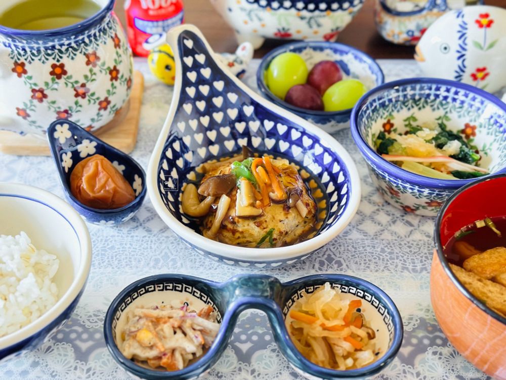 お昼ご飯
・もち麦入りご飯
・お豆腐ハンバーグ
・根菜の胡麻マヨサラダ
・小松菜とカニカマの大根おろし和え
・インスタントお味噌汁しじみに油揚げ
・シャインマスカットとクイーンルージュ2粒ずつ
・梅干し1個
・緑茶