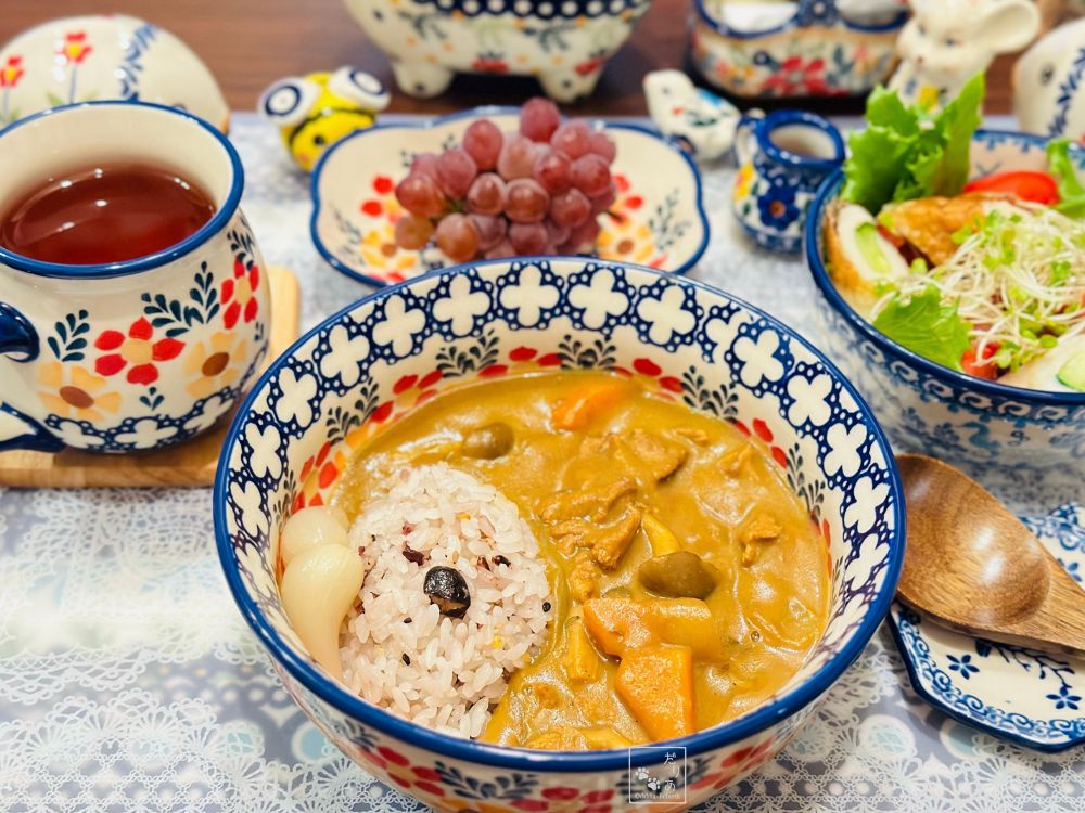 夜ご飯は𓎩𓌉𓇋十
・六穀米カレー(ご飯少なめルー多め)らっきょ2個付き
・竹輪胡瓜入り生野菜サラダ
・デラウェア1/2房
・アイスティー氷無し