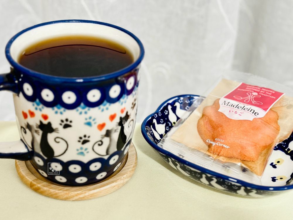 小鉢に銀座コージーコーナーのマドレーヌいちご
大きいマグカップに珈琲