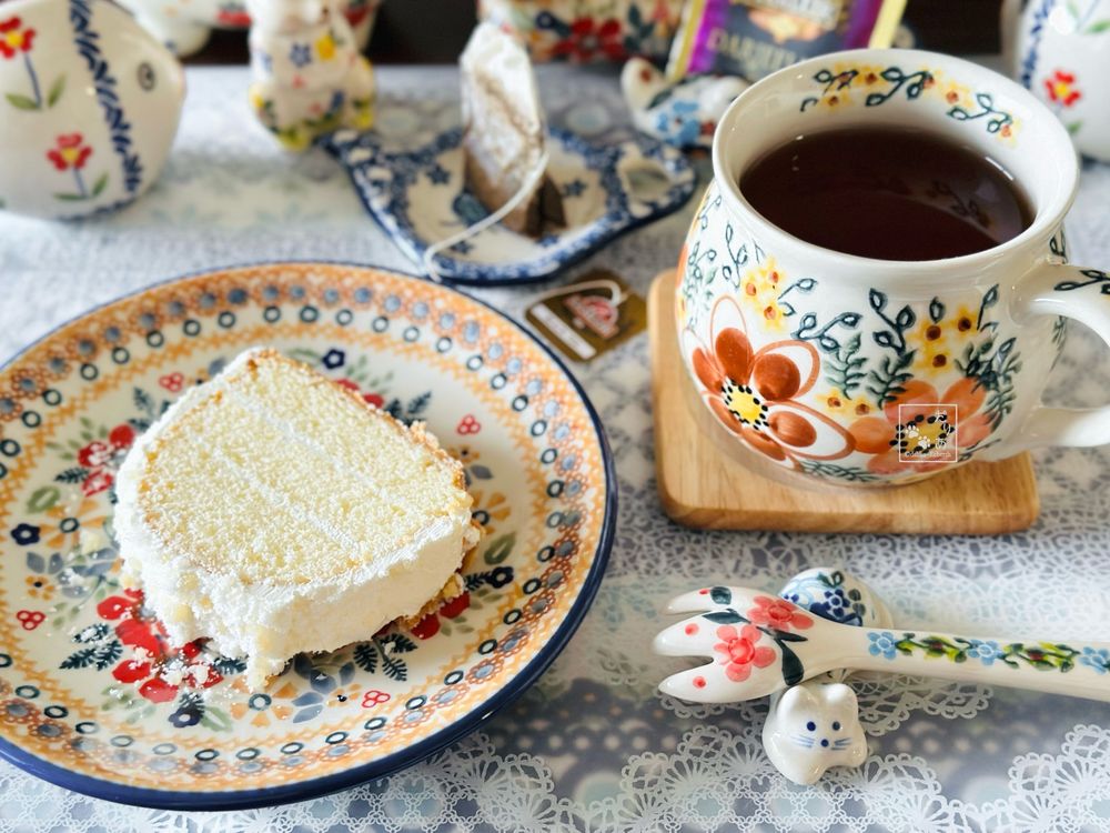 丸皿にカットしたユーハイムのフランクフルタークーヘン
マグカップに紅茶
ティーバッグトレイに置いた紅茶のティーバッグ