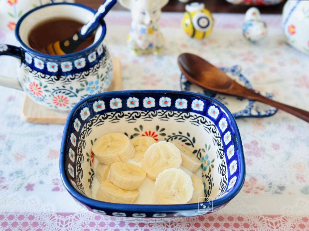 無糖ヨーグルトにカットしたバナナ
マグカップに蜂蜜入りアップルティー