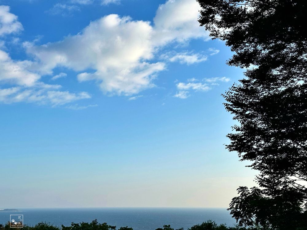 朝の海と青空と大きめ千切れ雲