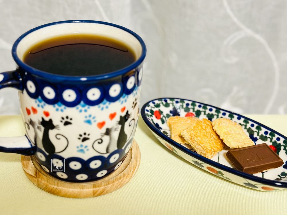 大きいマグカップに珈琲
長小皿に不二家のホームパイミニ3つとブルボンのアルフォートミニ1個