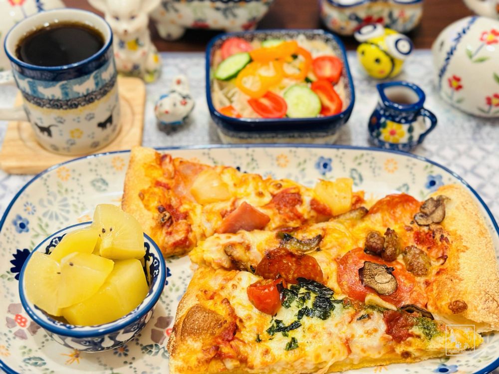 夜ご飯
・ドミノピザ3ピース(トロピカル、ドミノデラックス、マルゲリータ)
・ミニ生野菜サラダ
・カットしたゴールドキウイ
・ミニマグカップに冷たいコカコーラ氷無し