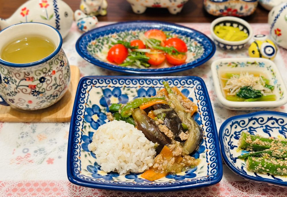 夜ご飯
・麻婆茄子丼
・水菜とミニトマトのお浸し
・小松菜とエノキのお浸し
・オクラの胡麻和え
・胡麻沢庵
・緑茶