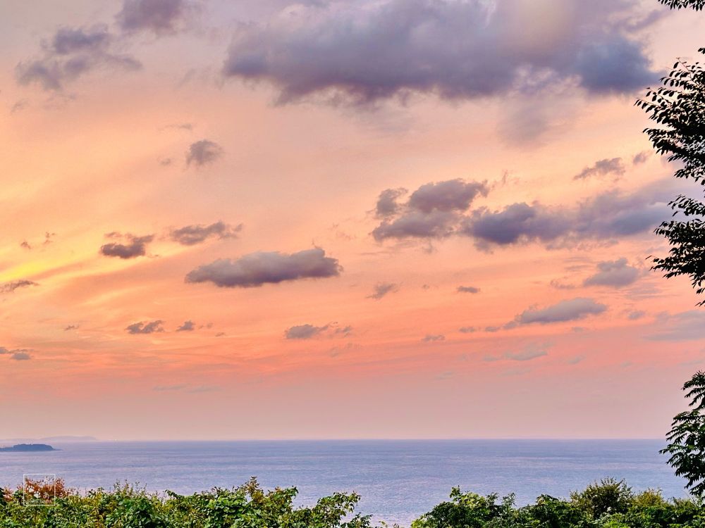 浮かぶ千切れ雲と赤く染まる夕焼け空
海も反射して少し赤く染まる