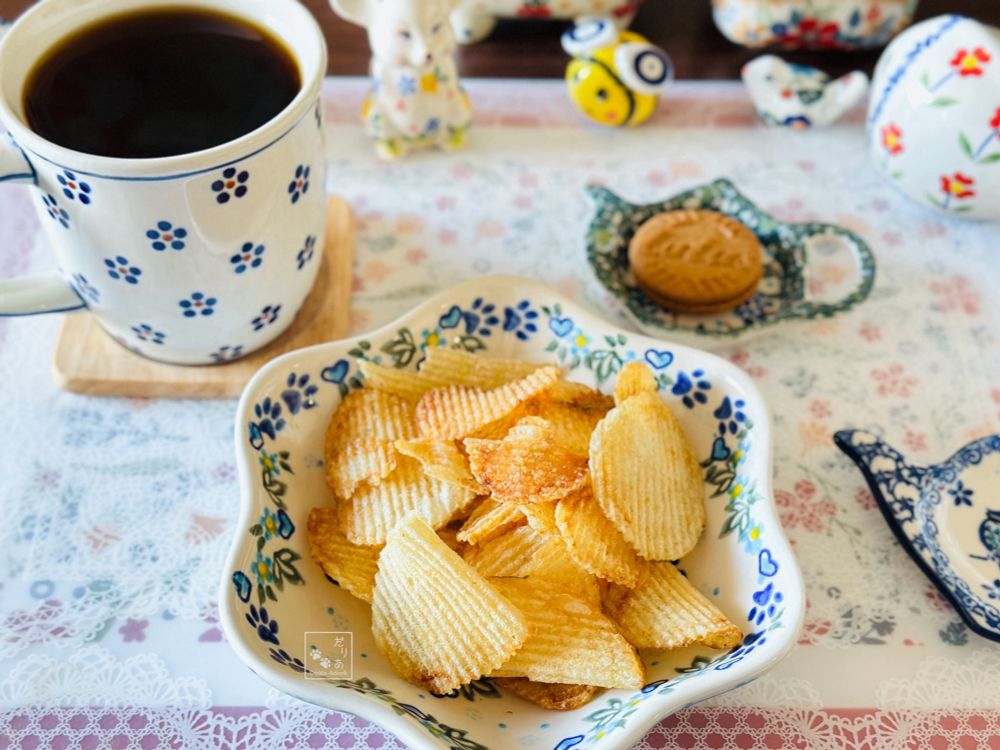 中鉢にやまじおポテトチップス
豆皿にロータスのビスコフクリーム1個
大きいマグカップに珈琲