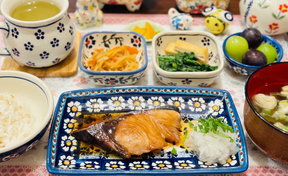 夜ご飯
・もち麦入りご飯
・鰤照りに大根おろし大葉添え
・切り干し大根
・小松菜と油揚げの煮浸し
・ネギのお味噌汁(アマノフーズ)
・つぼ漬け
・シャインマスカットと種無し巨峰2粒ずつ
・緑茶