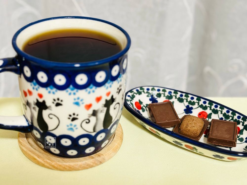 大きいマグカップにカフェインレス珈琲
長小皿にブルボンのアルフォート ショコラサブレ3つ