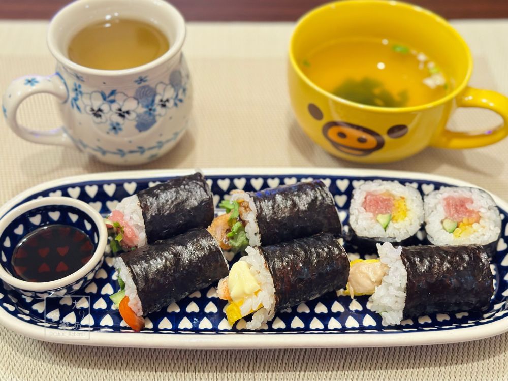 ・中巻きお寿司
(彩り5種はみ出し中巻き、トロたく巻き)
・永谷園のお吸い物
・やぶきた茶