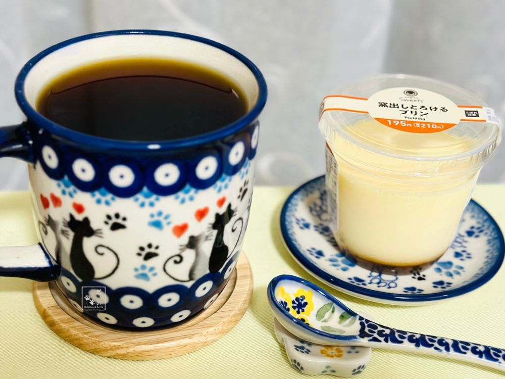大きいマグカップにカフェインレス珈琲
小皿にファミマの窯出しとろけるプリン