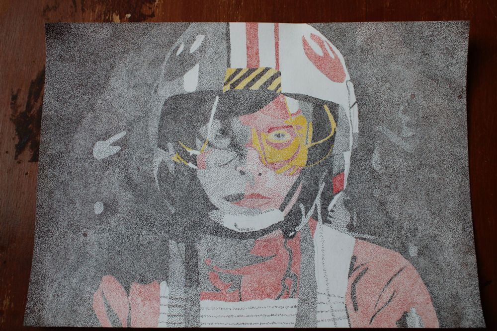 Drawing based on a screenshot from the movie Star Wars Episode 4. It shows the bust of a man partly obscured by shadow wearing a fighter pilot helmet and a red space suit. The drawing is made up of dots.