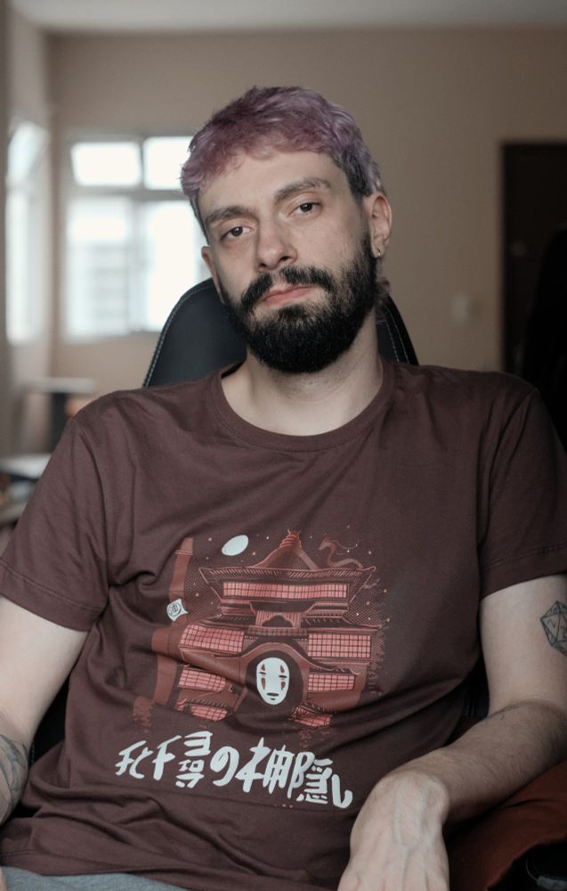 Eu sentado com uma camiseta de A Viagem de Chihiro