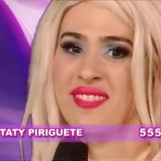 Tatá Werneck como a Taty Piriguete fazendo um sorriso constrangido