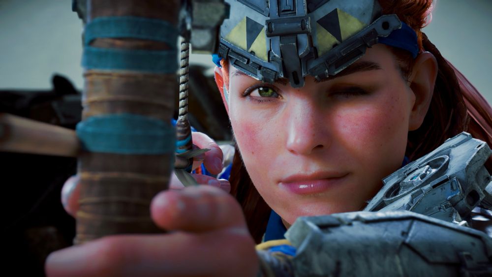 Aloy holding her bow and arrow and timing carefully with one eye shut.