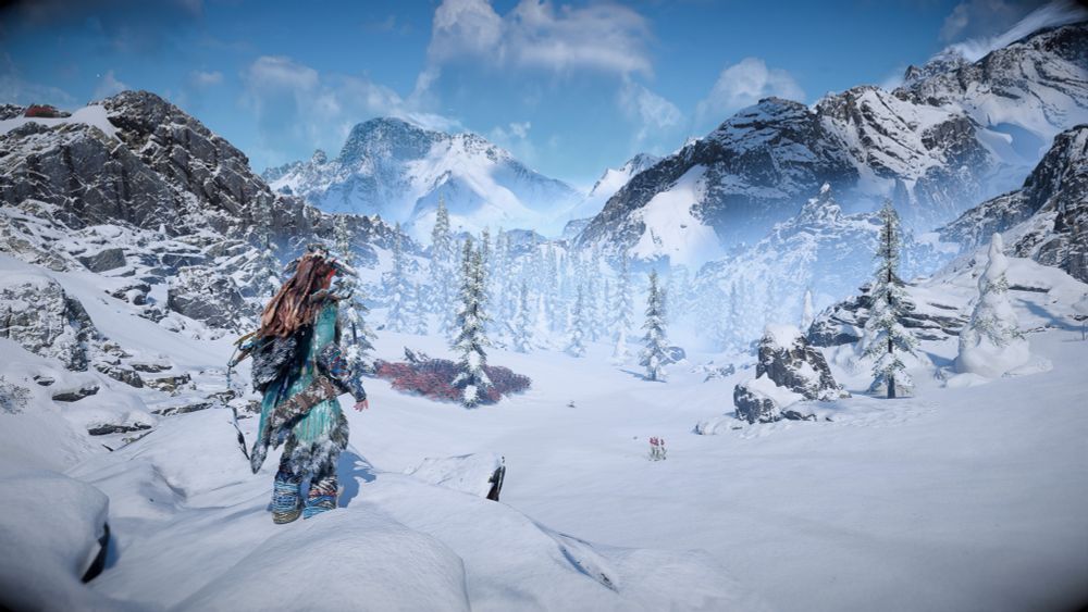 Aloy walking in the snow.