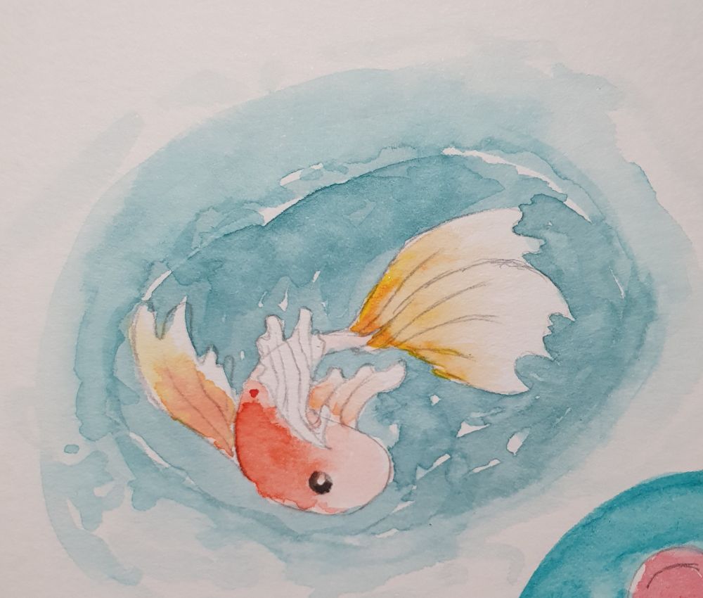 EinenAquarellskizze mit einem stilisierten Koikarpfen in Orange und gelb auf blauem wässrigen Grund 