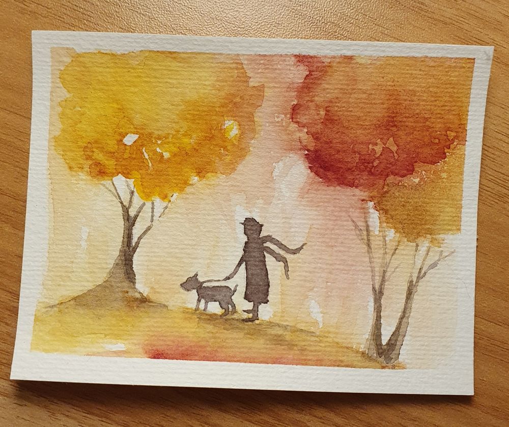 Kleinformatiges Herbstbild. Zu sehen ist die Silouette eines Spaziergängers mit Hut und Schal, der seinen kleinen Hund Gassi führt. Umgeben sind die beiden von Herbstlichen Laubbäume ind Rostrot, Gold ind gelben Tönen.