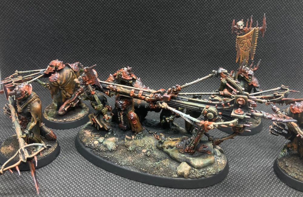 Kruleboy Man-skewer Boltboyz with beast-skewer killbow. Swampy browns and greens with rusty orange metals. A white stripe on the helmets.