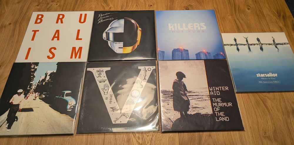 Des vinyles posés sur une table pour montrer les galettes écoutées durant la soirée jeu : IDLES, Buena Vista Social Club, Daft Punk, Other Lives, The Killers, Winter Aid et Starsailor.