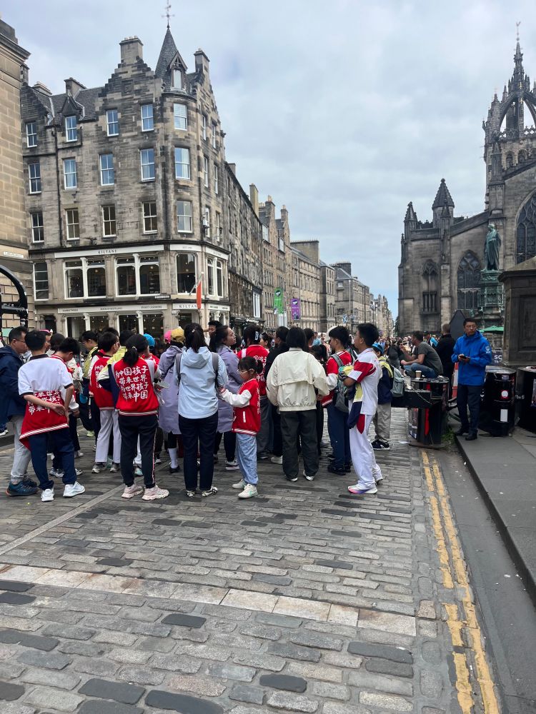 Edinburgh Royal Mile crowds