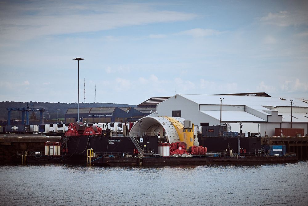 Hydrolienne OpenHydro à l'abandon dans le port de Cherbourg.